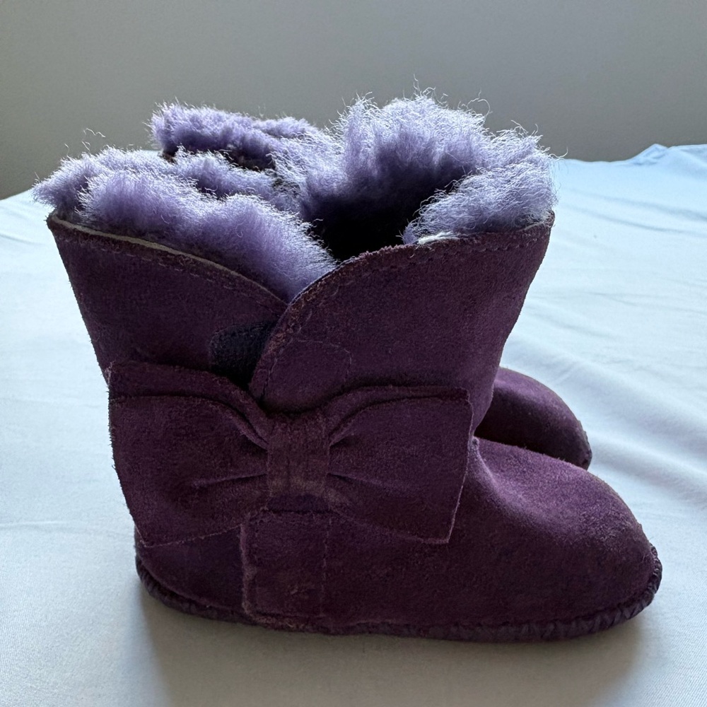 UGG baby girl 12-18 month 4/5 purple cabby suede shearling bow boots Velcro